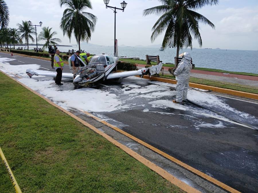 ¡De película! Avioneta cayó en la Calzada de Amador. No hay heridos de gravedad [VIDEO]