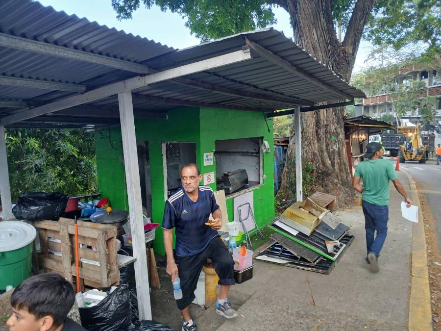Autoridades alegan insalubridad y retomo de la servidumbre pública.