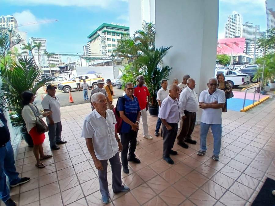 Jubilados y pensionados reclaman su bono.
