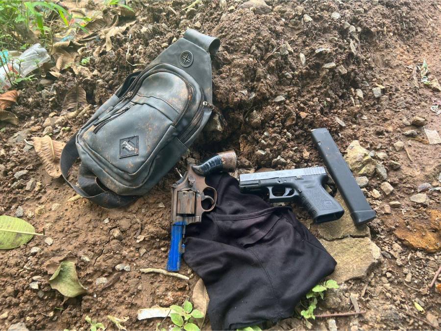 Dos armas de fuego fueron encontradas escondidas entre unos herbazales en Arraiján.