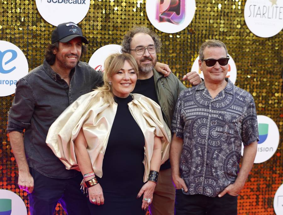El grupo La Oreja de Van Gogh a su llegada a la alfombra roja de la gala de entrega de la vigésimo tercera edición de los Premios Juventud, que sale de América y se celebra por primera vez en Europa, este jueves en Marbella (Málaga). EFE/ Jorge Zapata