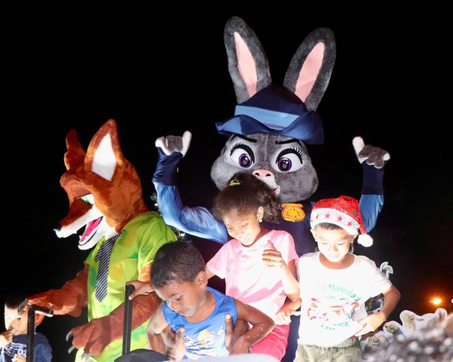 CIENTOS DE NIÑOS SE GOZARON EL DESFILE EN METETÍ.