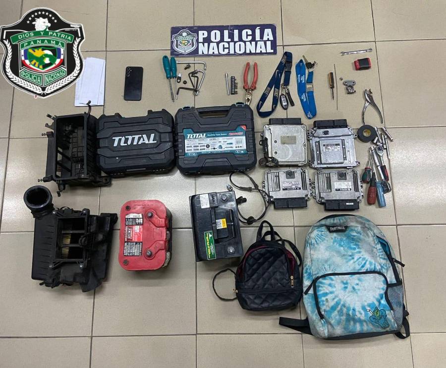 Herramientas, computadoras y baterías presuntamente robadas fueron halladas en el interior del vehículo.