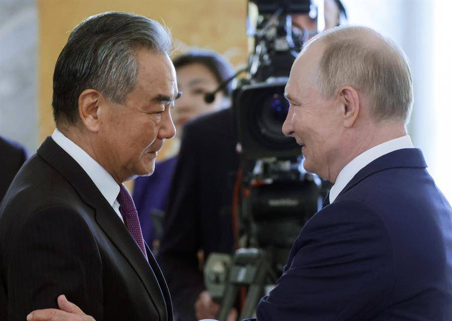 El presidente ruso, Vladimir Putin (Der.), estrecha la mano del ministro de Asuntos Exteriores de China, Wang Yi, antes de una reunión con altos funcionarios del Brics en San Petersburgo (Rusia), el 12 de septiembre de 2024.