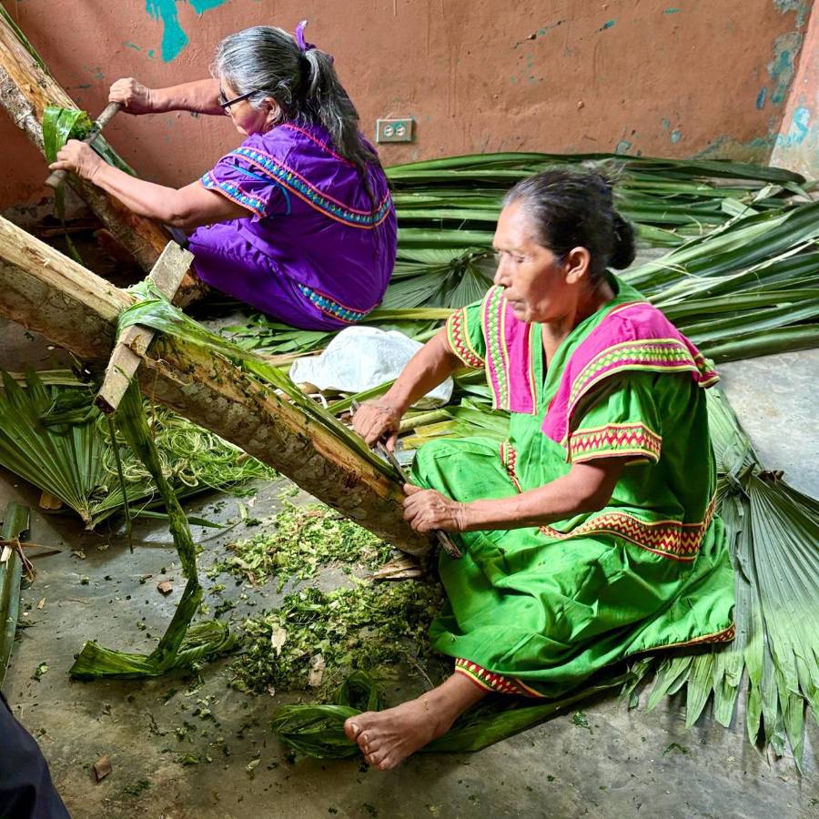 Mujeres de la comarca participan activamente en los talleres, aplicando nuevas técnicas de diseño y producción artesanal.