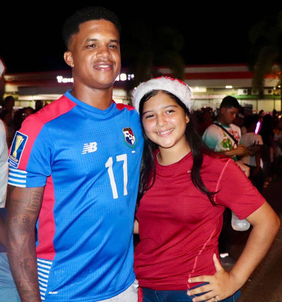 LUIS OVALLE FELIZ EN LA RUTA DEL DESFILE.