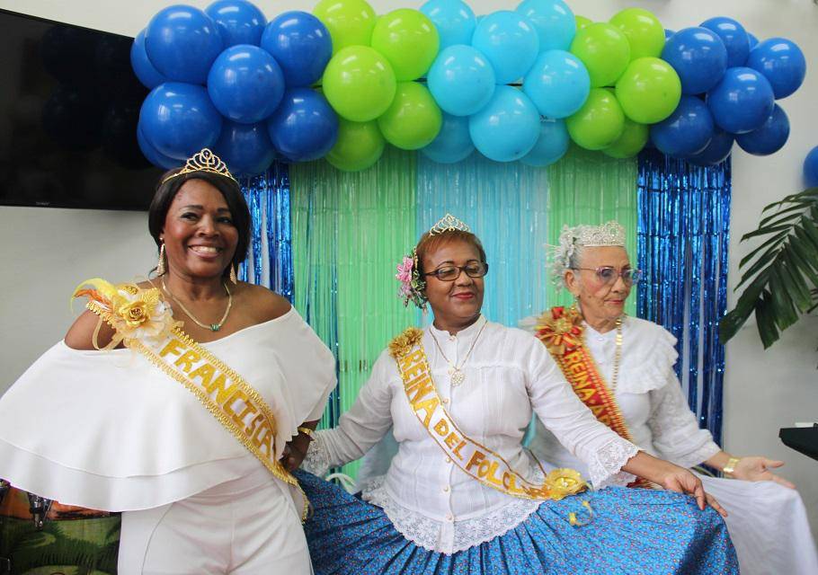 Abuelos celebran con reinado su día