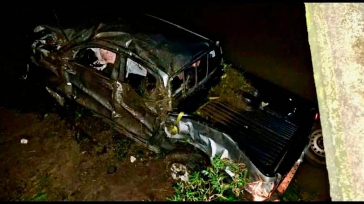 El pick-up, donde iban las víctimas, tras el fatal accidente, terminó convertido en una masa de chatarra. Ninguno de los pasajeros sobrevivió.