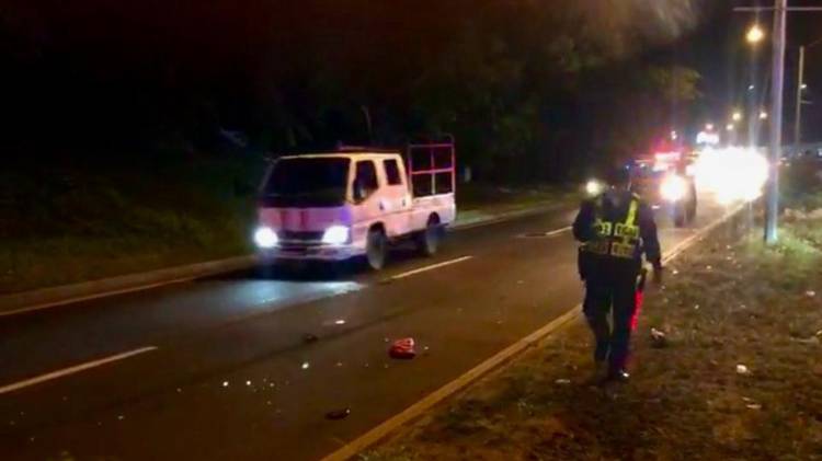La policía de tránsito investiga las circunstancias que provocaron este fatal accidente de tránsito