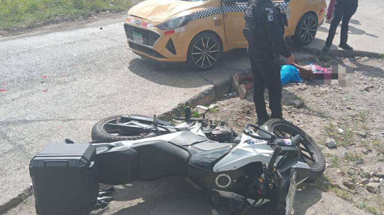La moto del policía de tránsito resultó dañado en el hecho.