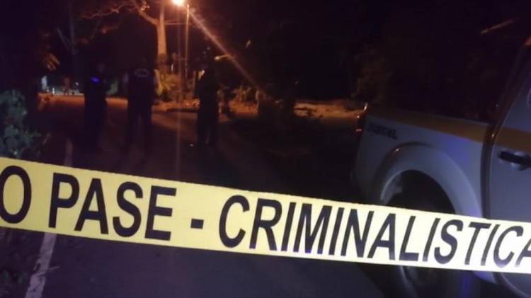 Testigos comentaron a la policía que el hecho se perpetró a eso de las 11:30 de la noche del viernes