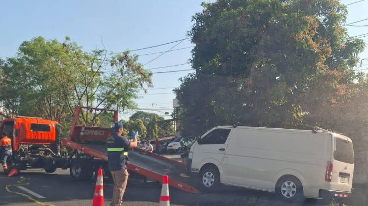 Tras ser baleado la víctima perdió el control del panel y terminó volcado en la vía
