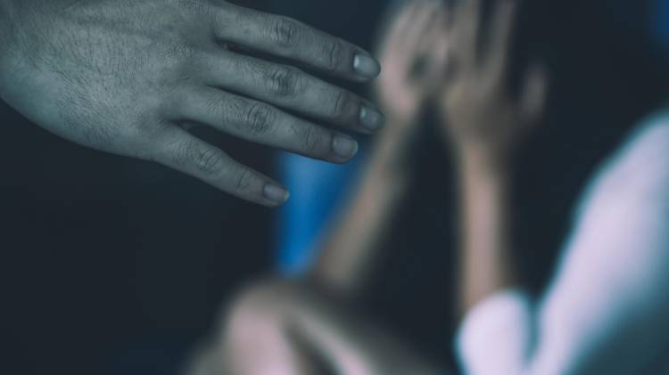 Durante el juicio se pudo evidenciar que la menor era maltratada por su padre y familiares de este