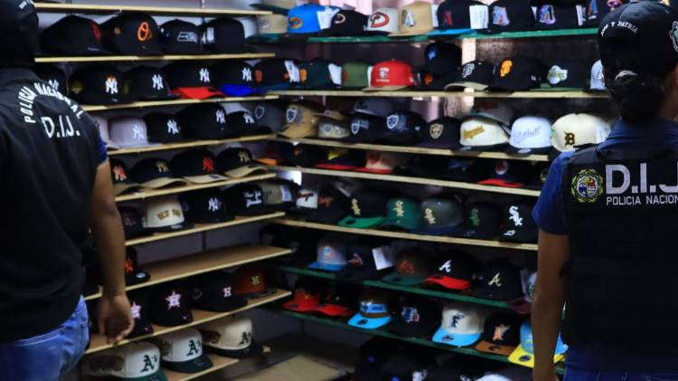 En el arsenal había calzado de marcas exclusivas; prendas de vestir de alta costura; gorras y accesorios de tendencia.