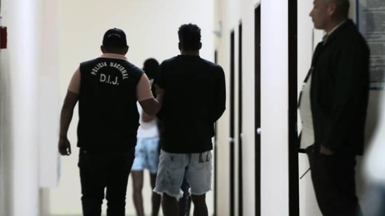 Uno de los sospechosos se entregó a la policía y el otro fue capturado