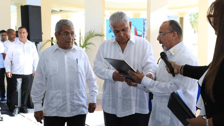 9 de Enero | En monumento ‘La Llama Eterna’, miembros de la gesta entregan placa a Mulino