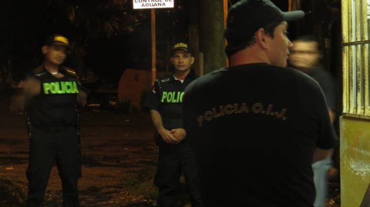 La víctima estaba sentada cuando sus verdugos la sorprendieron y le dispararon