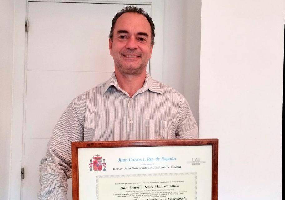 Estudiar es su obsesión; profesor de 53 tiene el récord de títulos universitarios