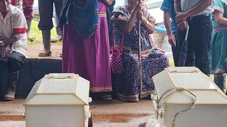 Familiares y docentes le dieron el último adiós a esta pequeñas que murieron tratando de cruzar el río