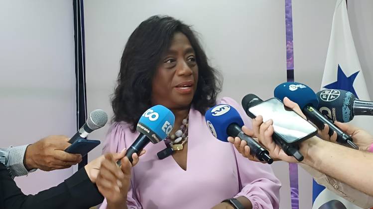 La ministra de Educación, Lucy Molinar, evalúa medidas como contrataciones temporales.