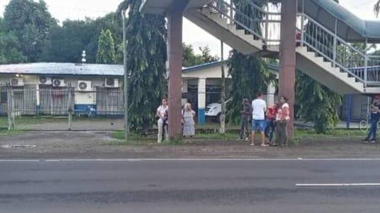 Los ciudadanos indican que, ante la falta de un espacio adecuado, muchas personas deben refugiarse en un puente peatona.