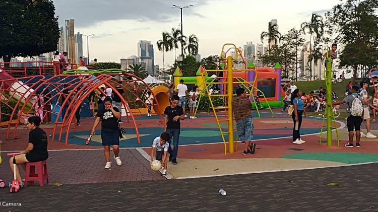 Sol, recreación y trabajo: así se vive el verano en la Cinta Costera