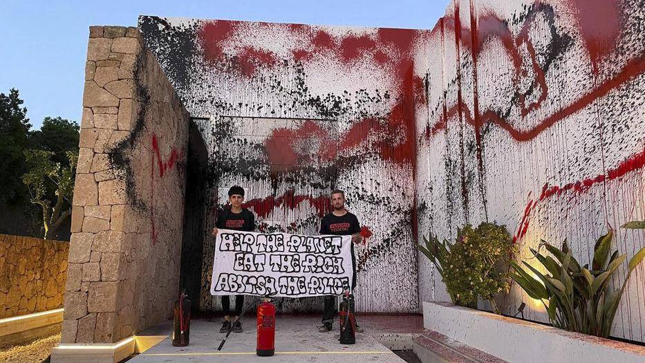 IBIZA, 06/08/2024.- Activistas medioambientales de Futuro Vegetal han vandalizado este martes con pintura roja y negra la fachada de la mansión de Leo Messi en la isla española de Ibiza para denunciar la “responsabilidad de los ricos” en la crisis climática. En la pancarta que sostienen puede leerse Help the Planet - Eat the Rich - Abolish the Police, lo que significa Ayuda al planeta, cómete un rico y abolir la policía. EFE/ Futuro Vegetal SOLO USO EDITORIAL/SOLO DISPONIBLE PARA ILUSTRAR LA NOTICIA QUE ACOMPAÑA (CRÉDITO OBLIGATORIO)