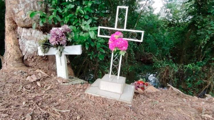 Estas cruces recuerdan a las víctimas que perdieron sus vidas en esta vía.