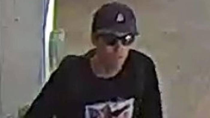 USA4460. WASHINGTON (DC, EEUU), 11/09/2025.- Fotografía publicada por el FBI donde aparece el supuesto sospechoso del asesinato de Charlie Kirk subiendo unas escaleras con una sudadera que parece llevar impresa la imagen de una bandera estadounidense con un águila calva superpuesta.EFE/FBI