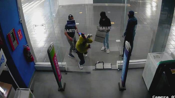 Tras huir en un auto, fueron pillados por la Policía Nacional detras de la estación del Metro.