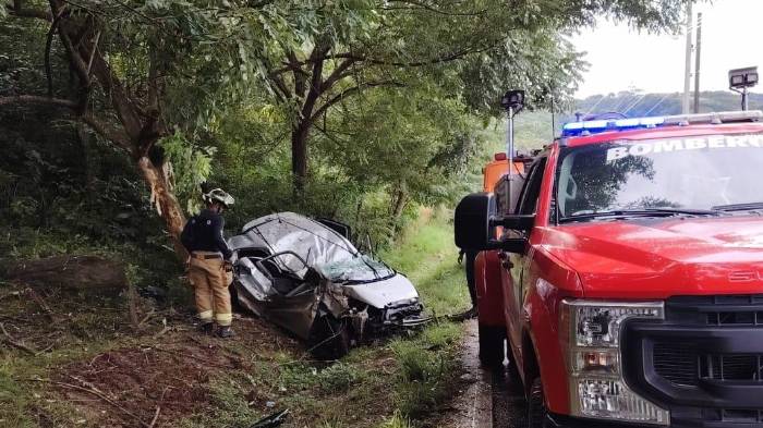 Moradores comentaron que esta vía resulta peligrosa por sus curvas peligrosas y neblina