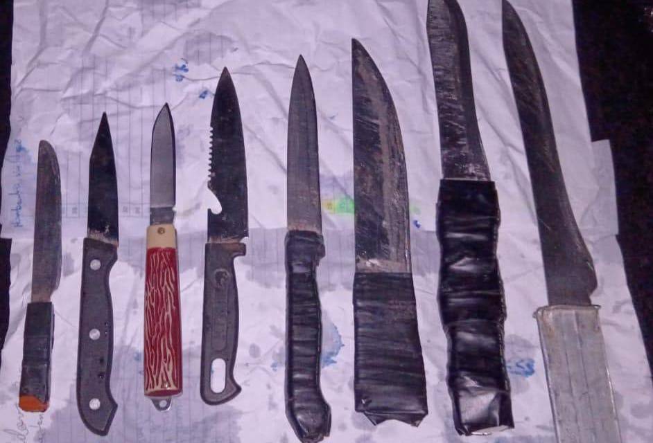 Los cuchillos que utilizaba para amedrentar a quien transitaba por el sitio.