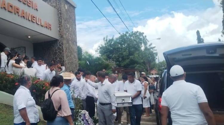 Familiares, compañeros y amigos le dan el último a adiós a Astrid Alvarado.
