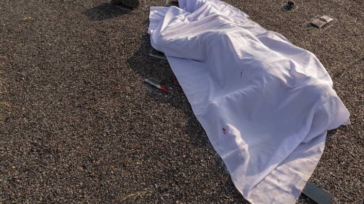 Las autoridades del tránsito tratan de establecer la identidad de la persona muerta