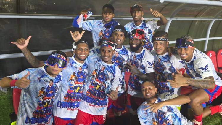 Los jugadores celebrando el título.
