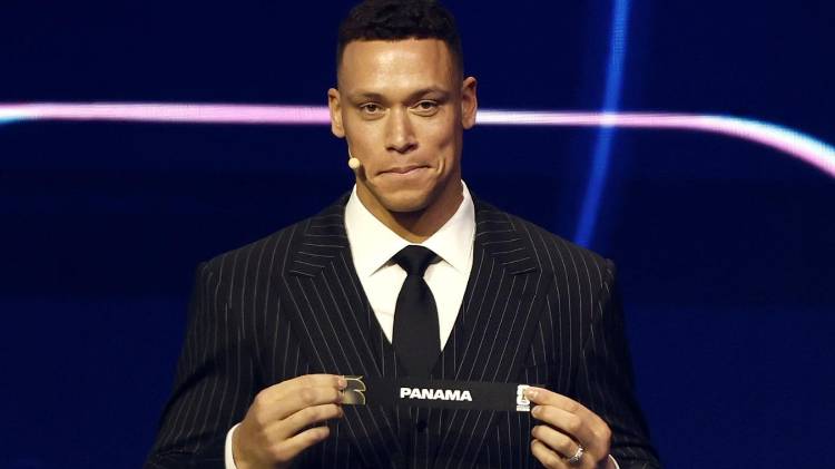 Aaron Judge sostiene el boleto de Panamá durante el sorteo de la Final de la Copa Mundial de la FIFA.