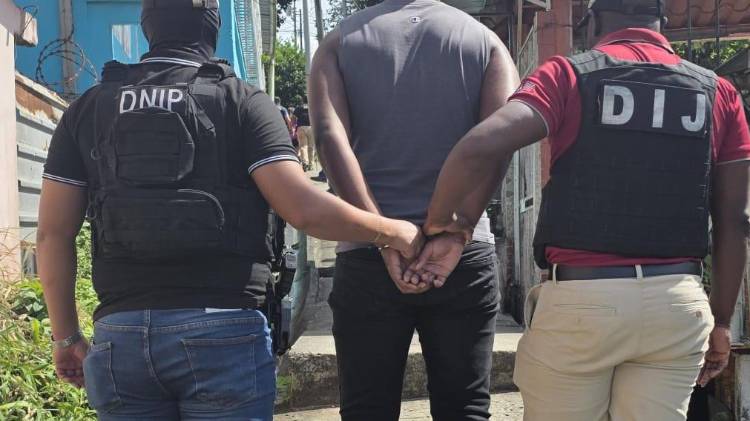 Este sujeto presuntamente vinculado al hecho delictivo fue detenido por la policía