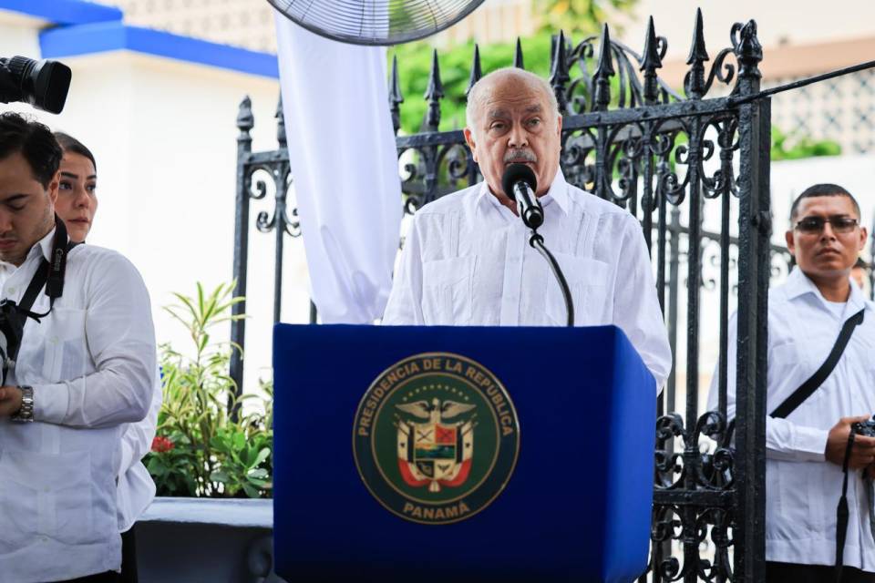 Homenaje a los próceres de la patria en el Cementerio Amador