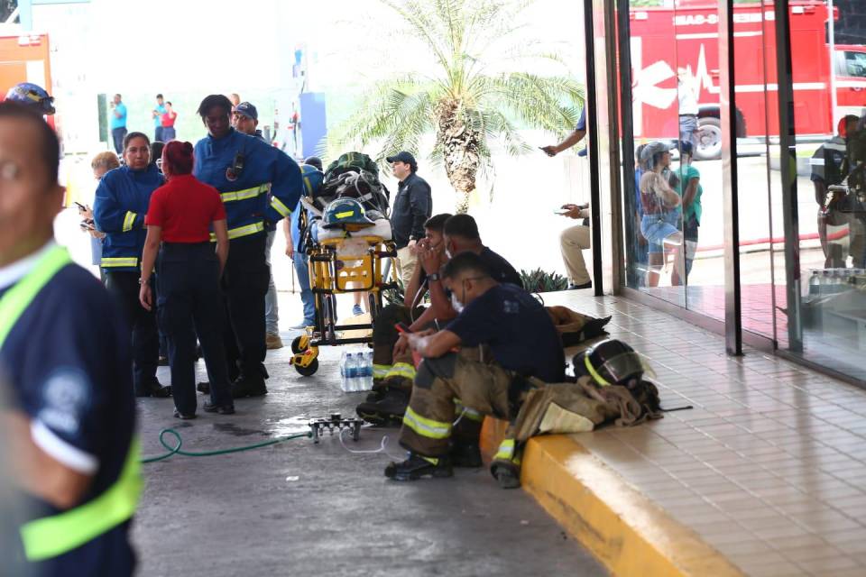 Bomberos combaten incendio en un restaurante del tercer piso de Soho Mall