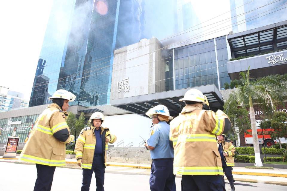 Bomberos combaten incendio en un restaurante del tercer piso de Soho Mall