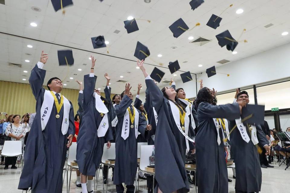 Alumnos de la Academia Bilingüe Panamá para el Futuro reciben sus diplomas
