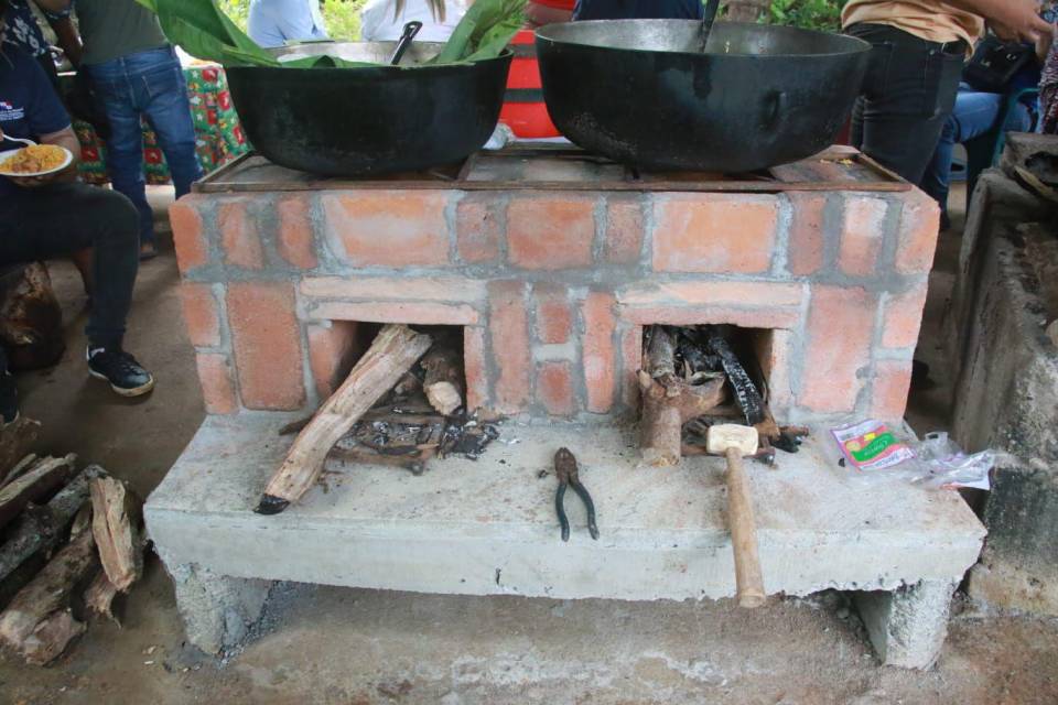Chiricanos reciben estufas artesanales