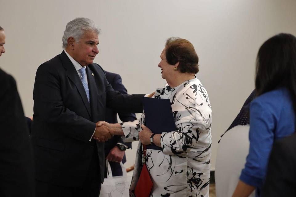 Presidente Mulino junto a la embajadora de EE.UU. en Panamá, Mari Carmen Aponte.