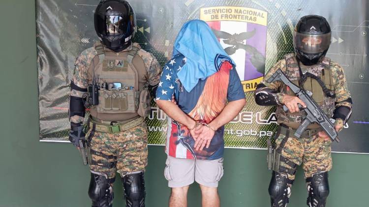 Uno de los detenidos en la operación. Los sospechosos serán llevados ante el juez de garantías