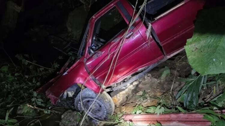 Los trabajadores fueron rescatados tras la caída del vehículo en una zona montañosa.