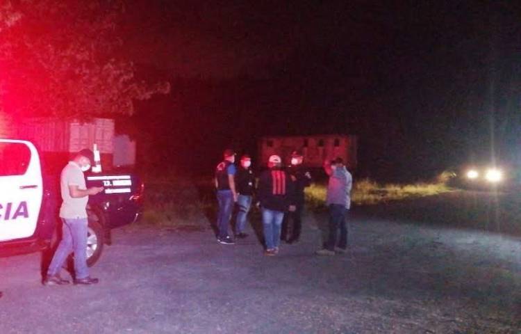 La escena fue inspeccionada por peritos y policías la noche de este jueves y madrugada del viernes.